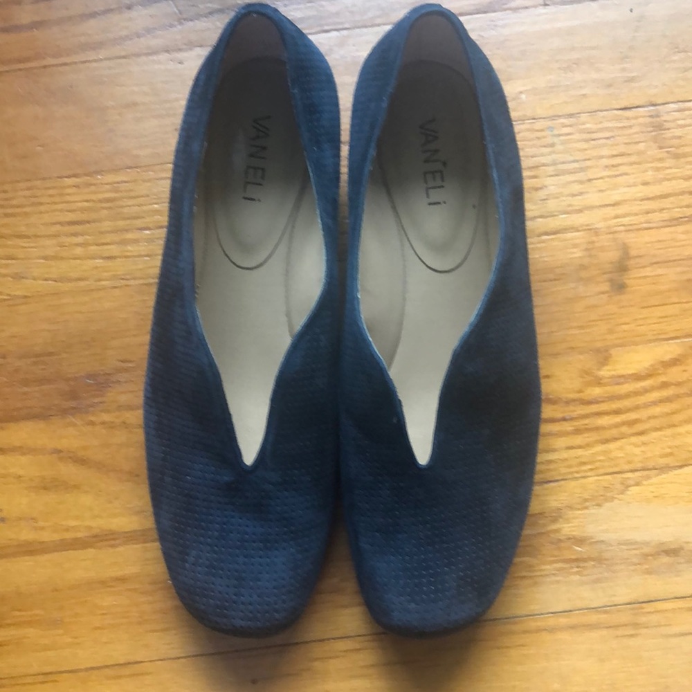 - Beautiful Vaneli sued Bleu shoes size 8,5